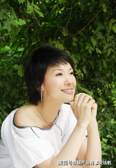 歌手周艳泓的生活照,镜头下的生活瞬间，展现歌手的温柔与坚韧